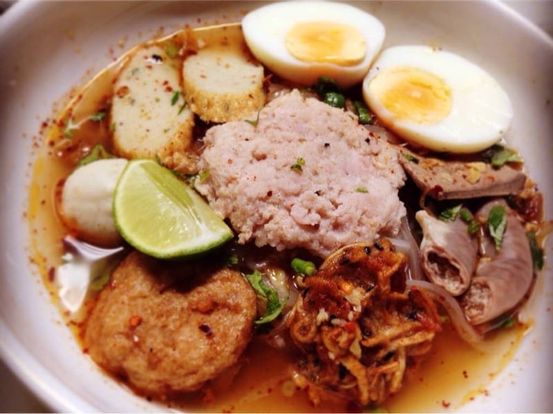 ก๋วยเตี๋ยวต้มยำใส่ไข่ต้มยางมะตูม