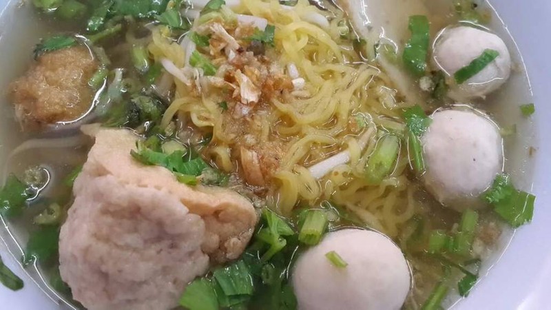 ก๋วยเตี๋ยวลูกชิ้นหมูเขาทำเองครับ