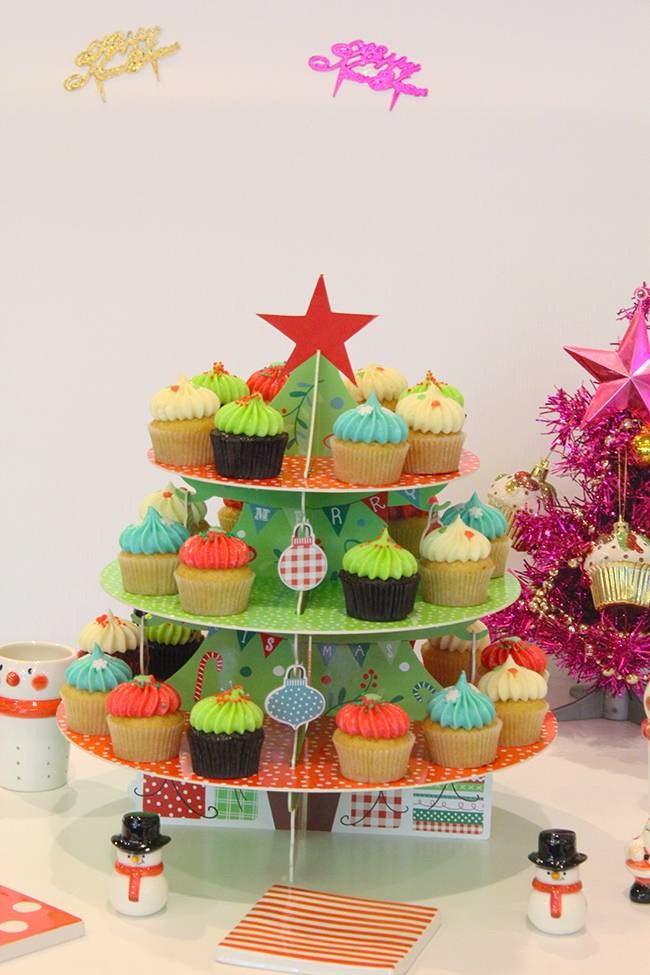  เซ็ต Mini Cupcakes 36 ชิ้น ราคา 1,125 บาท + ชั้นวางคัพเค้กลาย Christmas Tree 