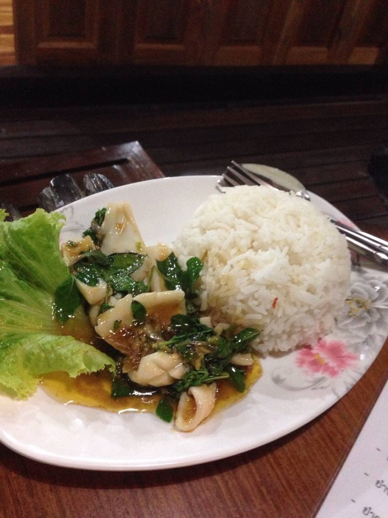 ข้าวกระเพราปลาหมึก