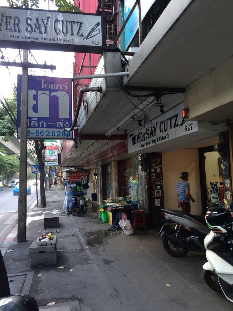 อยู่บนถนนสุขุมวิท ร้านหาง่ายค่ะ ป้ายร้านใหญ่ เห็นชัดเจน