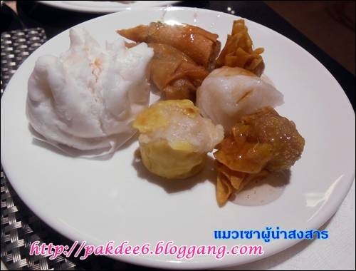 จานติ่มซำ ประกอบด้วยซาลาเปาไส้หมูแดง ปอเปี๊ยะทอด ถุงทองและขนมจีบ