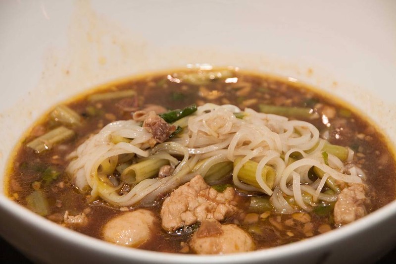 เส้นเล็กหมูน้ำตก (35.-)