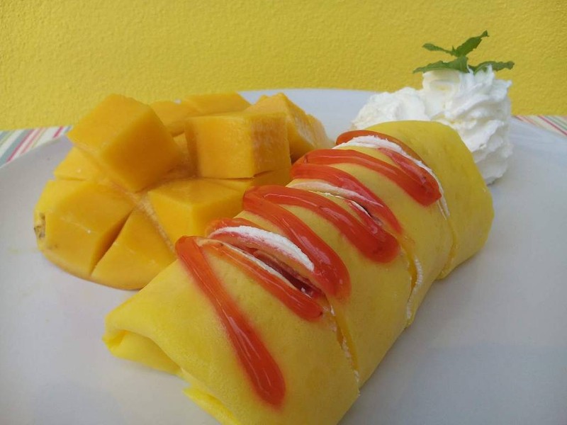 เครปกล้วยหอม ทานกับมะม่วงน้ำดอกไม้และวิปครีม