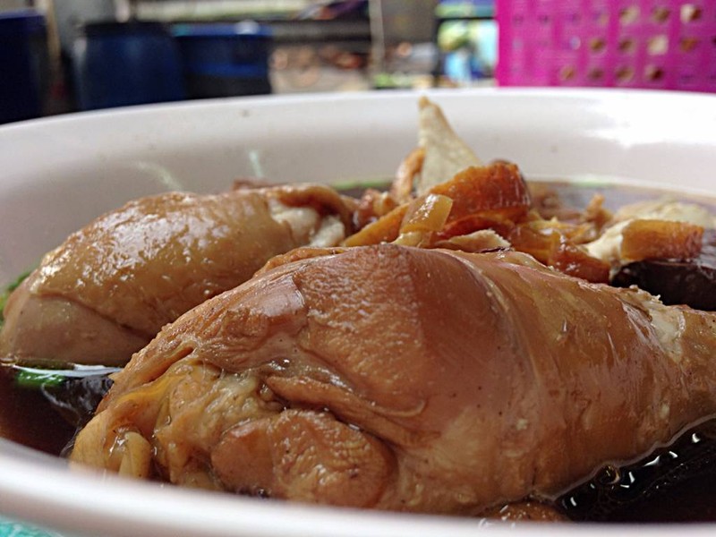 ไก่สุขภาพดีผิวหนังเปล่งปลั่ง.