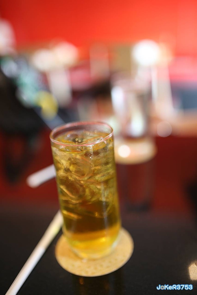 รับน้ำเย็นๆ ก่อนครับ ข้างนอกอากาศร้อนมาก อยากทานติ่มซำต้องมาก่อนบ่าย 2