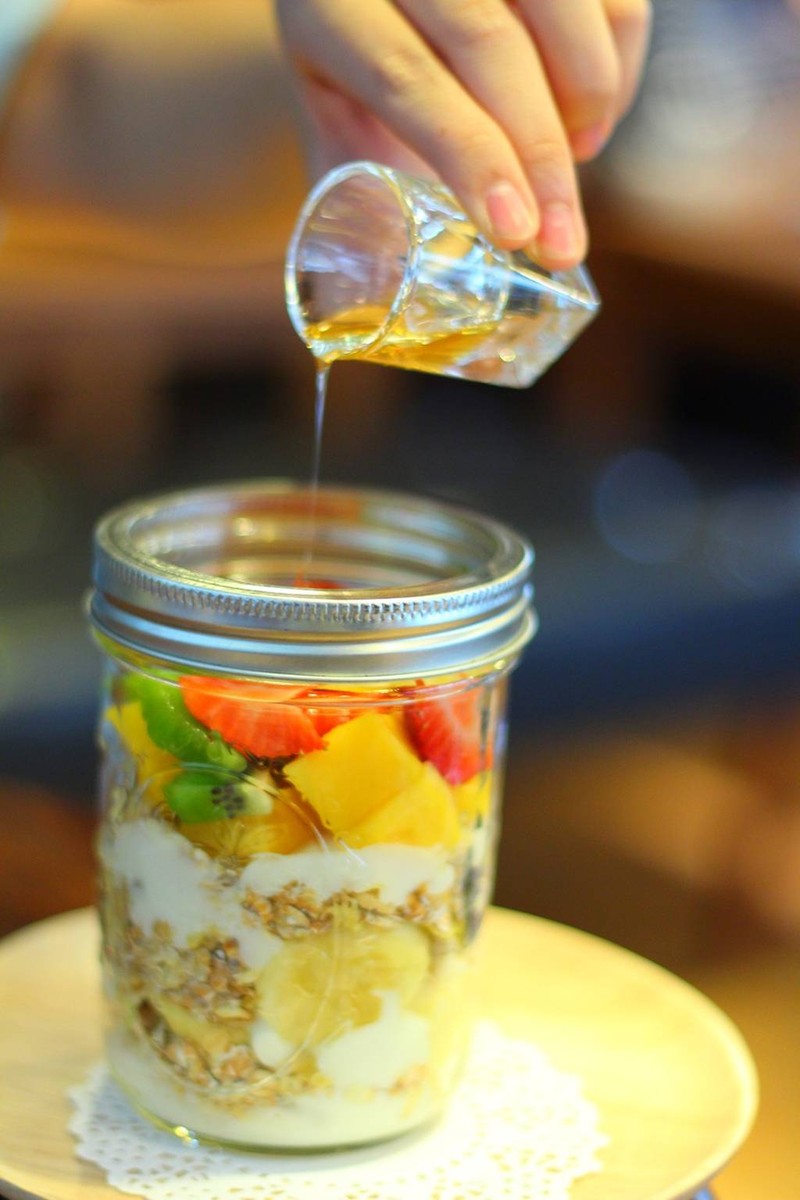Muesli Yoghurt with Fresh Fruit (89 บาท)
