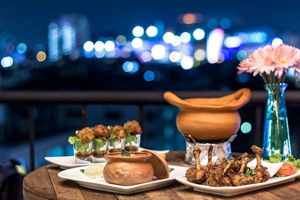 บรรยากาศชิลล์ๆ เห็นแสงไฟยามค่ำคืน