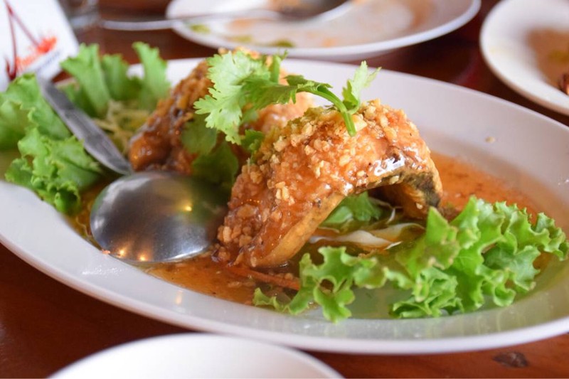 ปลาอินทรีย์ทอดกระเทียม