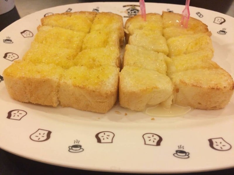 ขนมปัง เนยน้ำตาล  กับ เนยนม