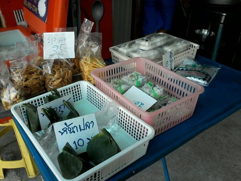 มีขนมให้เลือกด้วยค่ะ บางทีก็มีผลไม้