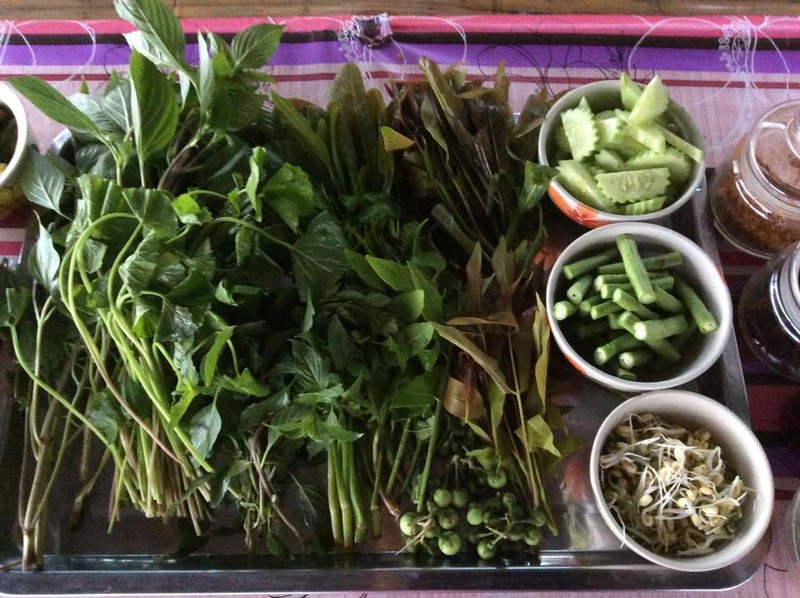 ผักเหนาะจังหู้(ผักสด)  ผักลวก  ผักดอง ยำมะม่วง พริกป่น พริกทอด ไข่ต้ม 
