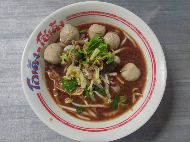 เส้นใหญ่เนื้อรวมน้ำตก พิเศษลูกชิ้น