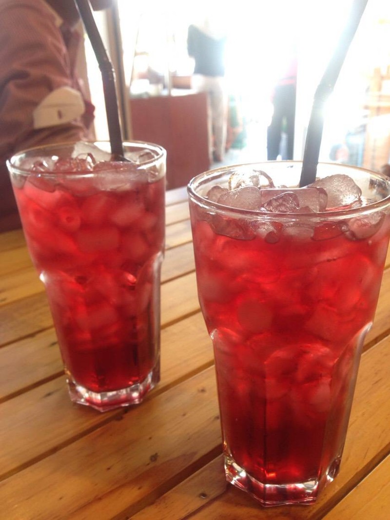 น้ำกระเจี๊ยบ. ทางร้านต้มเองด้วยนะคะ. สีสวยยยรสดี