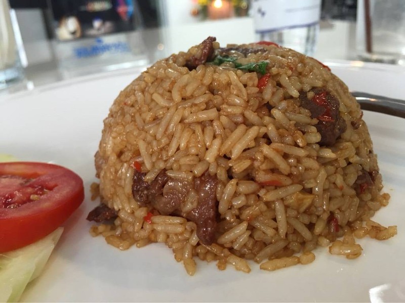 ข้าวคลุกกระเพราเนื้อ