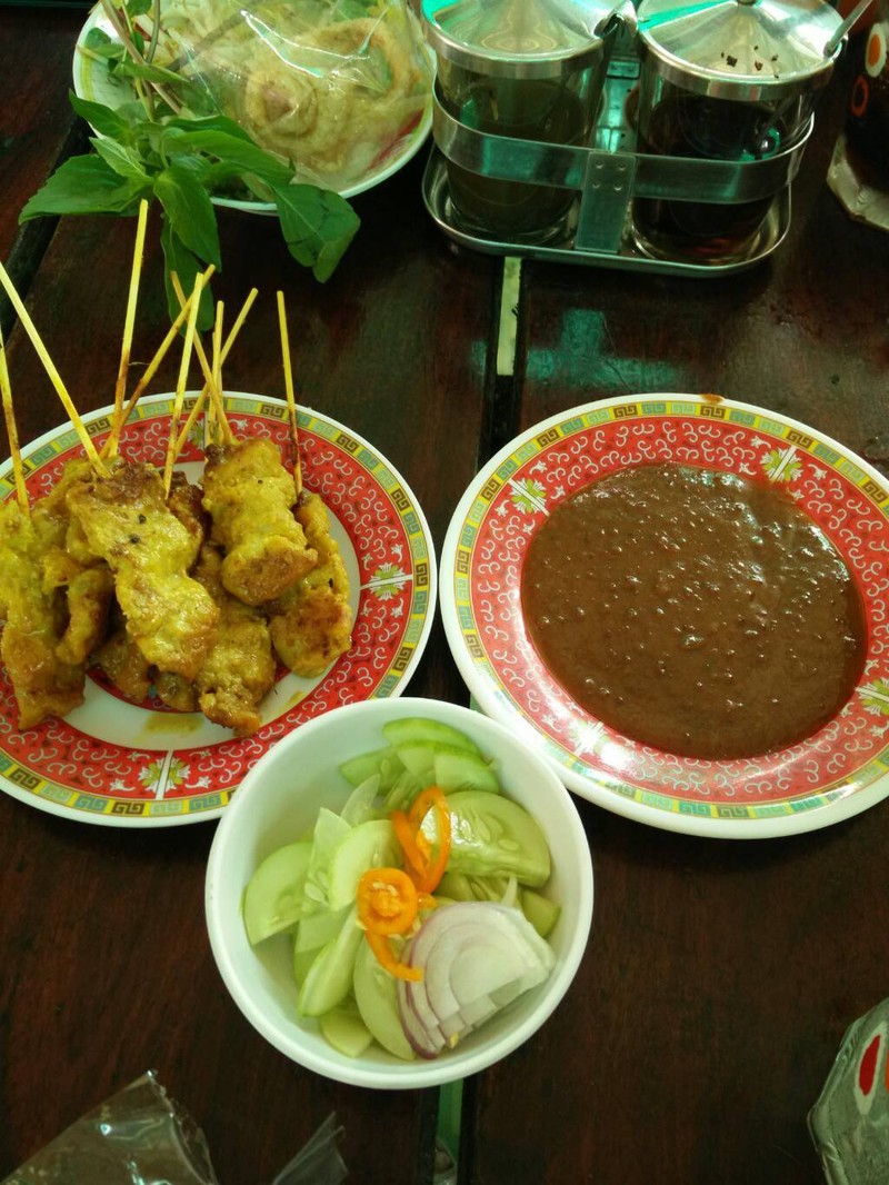 หมูสะเต๊ะ... ถ้าน้ำอาจาดออกเปรี้ยวอีกนิดอร่อยเลยค่ะ