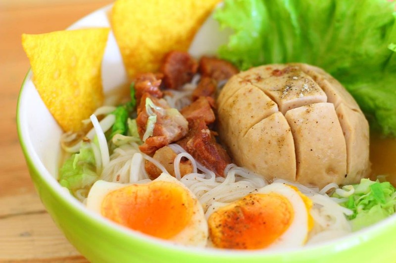 ก๋วยเตี๋ยวหมูตุ๋นลูกชิ้นยักษ์ (55 บาท เพิ่มไข่ต้มยางมะตูม 10 บาท)