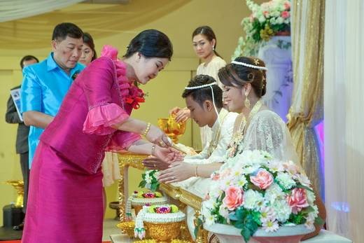 พิธีรดนํ้าสังข์ในงานแต่งงานตามประเพณีไทย