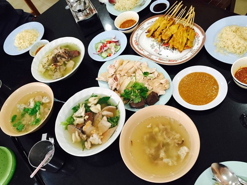 เมนูข้าวมันไก่ ตือฮวน และหมูสะเต๊ะ