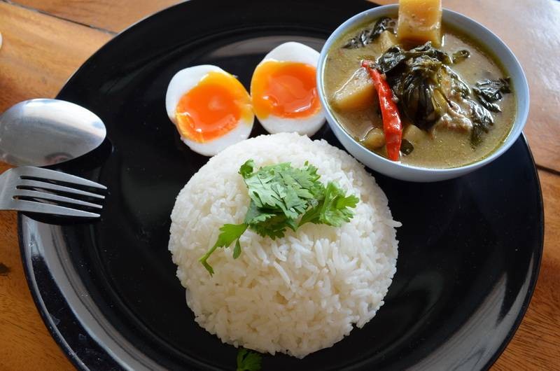 ข้าวแกงเขียวหวานหมูตุ๋น