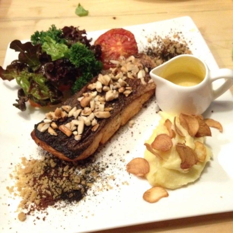 Grilled salmon มีผงชา ผงชอคโกแลต และครัมเบิลโรย อร่อยมาก