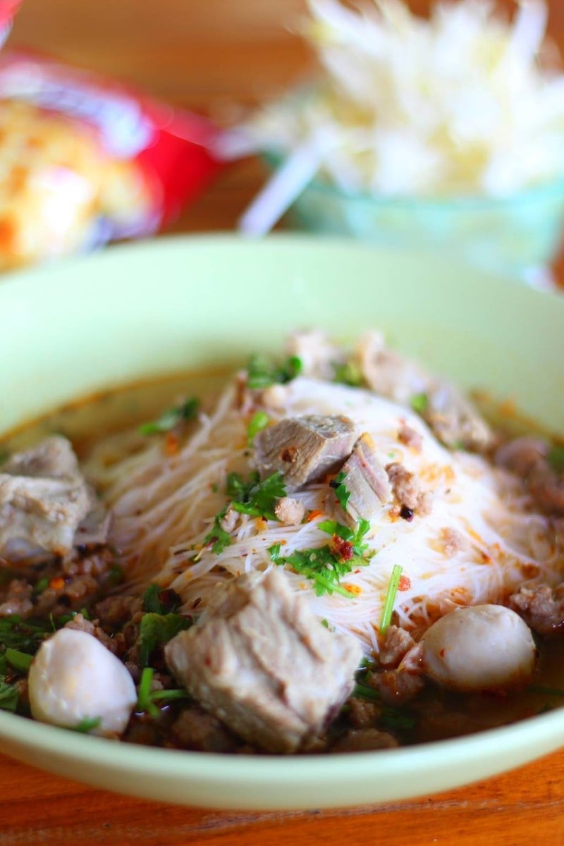 ก๋วยเตี๋ยวขลุกขลิกกระดูกอ่อน (40 บาท)