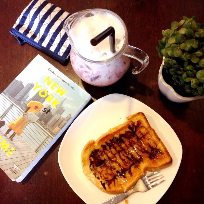 ขนมปังปิ้ง กับโกโก้เย็น