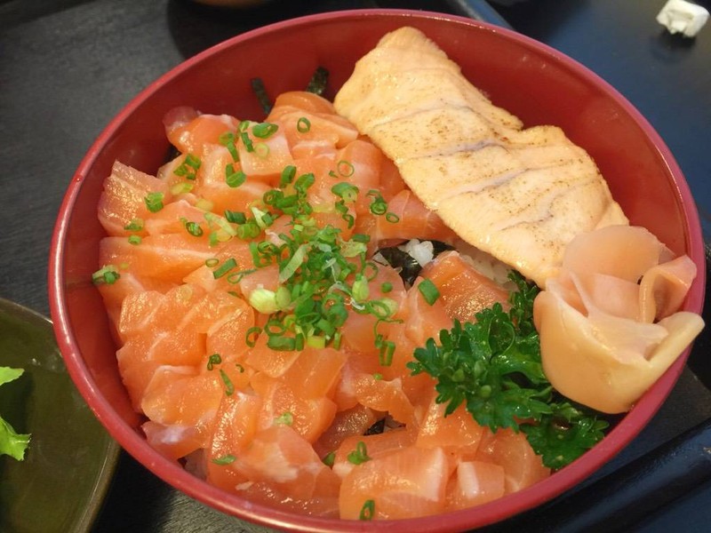 Salmon Sukimi Don