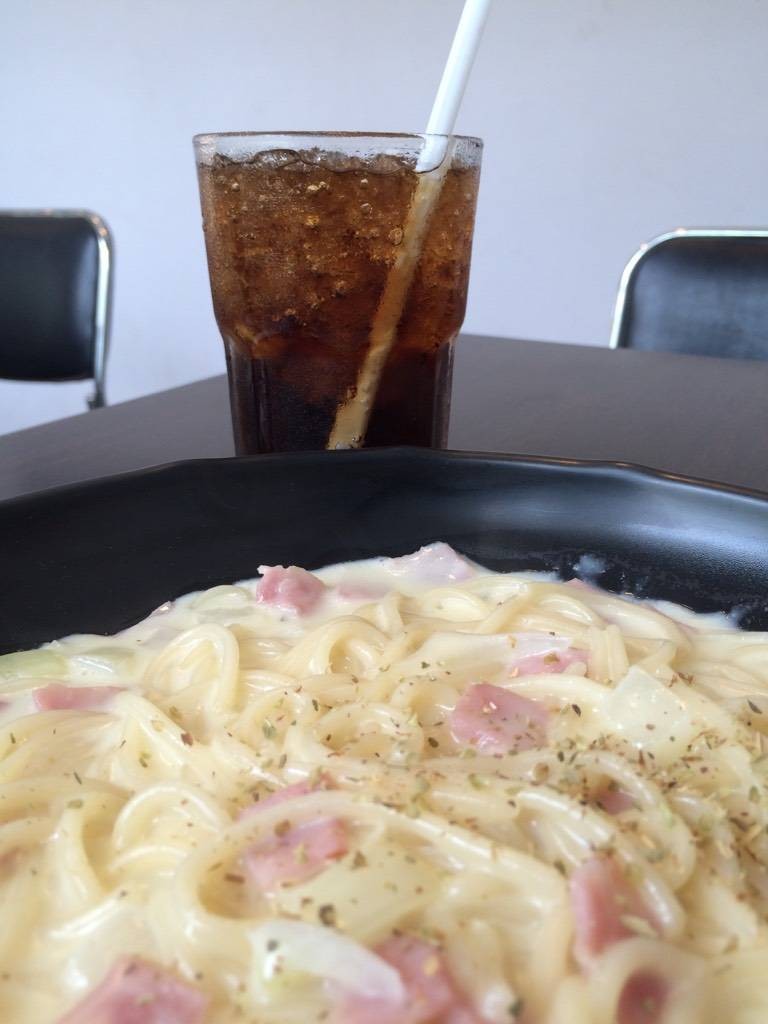 สปาร์เก็ตตี้คาโบนาร่าท่านคู่กับน้ำอัดลมเย็นๆ อร่อยจริงๆเลย