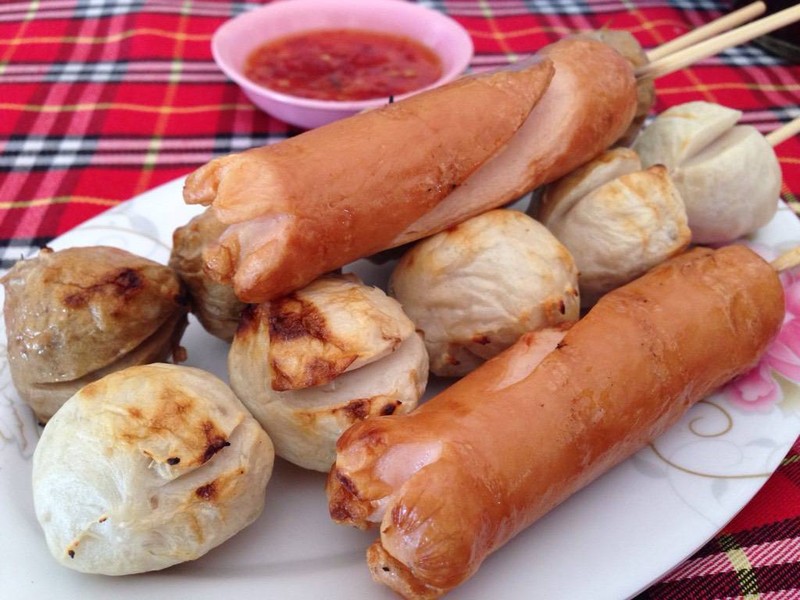 ลูกชิ้นหมู/เนื้อ และบีลัคกี้ ไม้ละ 10 บาท