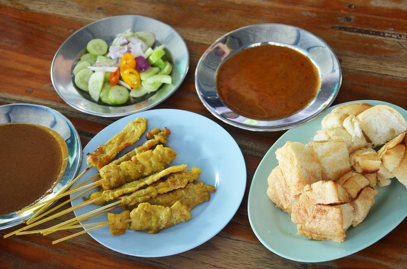 ราคาหมูสะเต๊ะไม้ละ 5 บาท ขนมปังปิ้งแผ่นละ 5 บาท