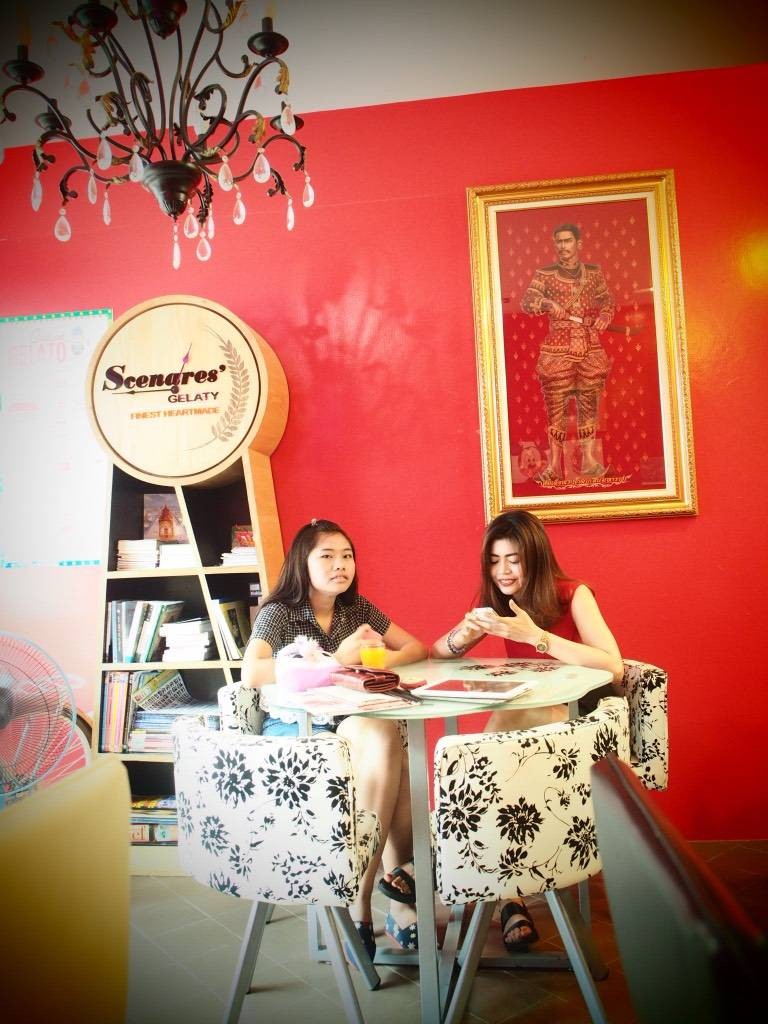 ที่ร้านมีคนเข้าตลอด มีเมนูอาหารเช้า อาหารแนวฟิวชั่น และของหวาน