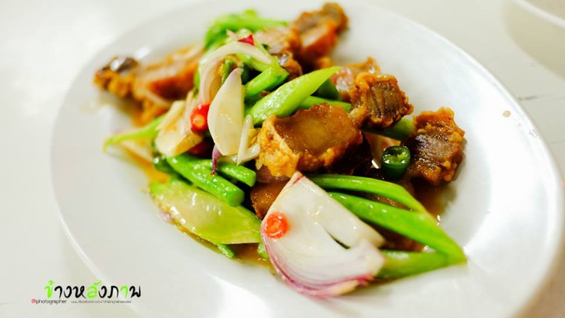 ยำหมูกรอบ