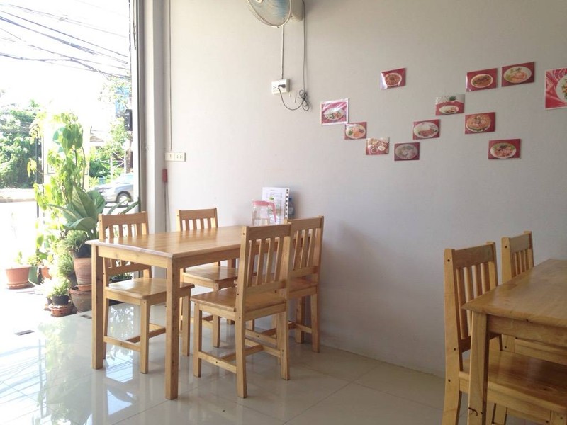 ร้านโล่งนั่งสบาย ร้อนหน่อย