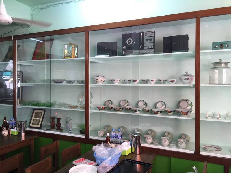 บรรยากาศร้าน ตกแต่งด้วยของเก่า ๆ สมัยหลายสิบปีที่แล้ว