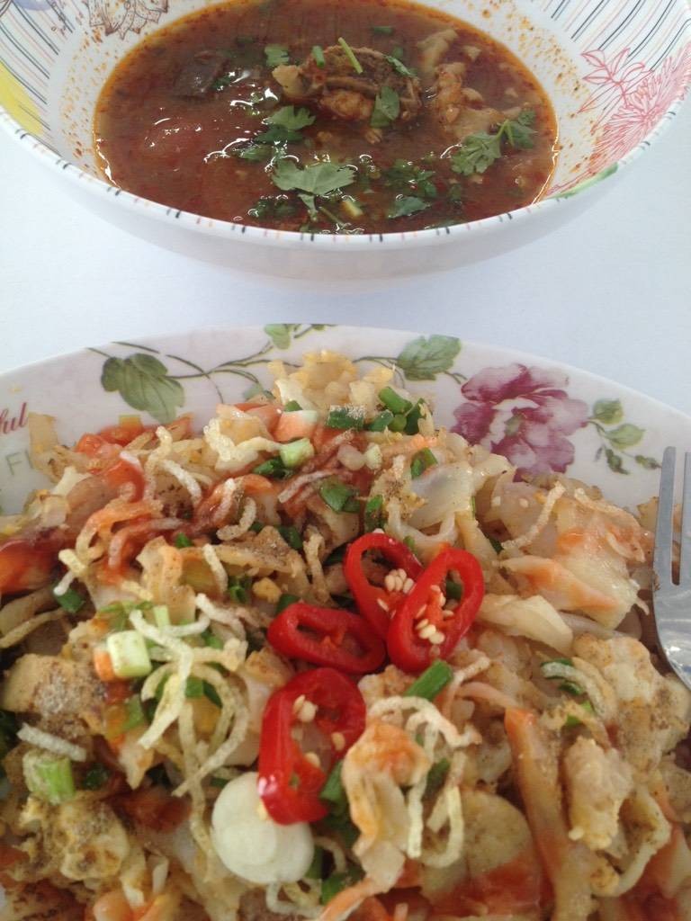 คั่วไก่ ทานกับน้ำเงี๊ยว รสเจ็บ