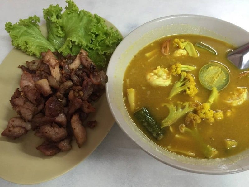 หมูทอด  แกงส้มกุ้ง