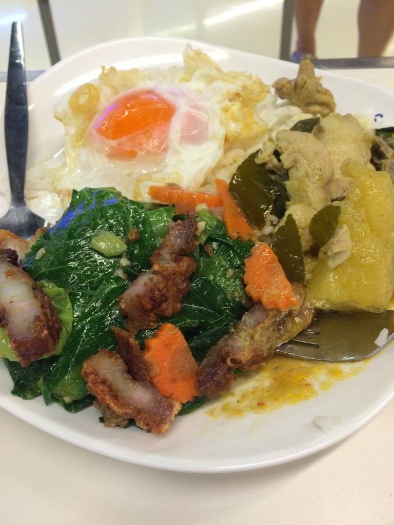 แกงเขียวหวานไข่ดาวคะน้าหมูกรอบ