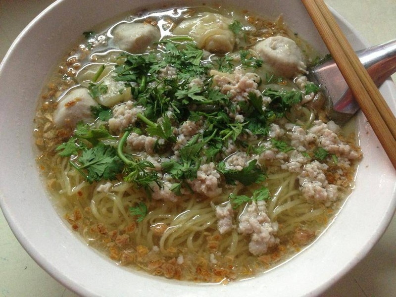 บะหมี่ไข่เส้นนุ่มๆ(เจ้าของร้านทำเส้นเอง) น้ำซุปหอมๆถั่วคั่วเองรสชาดยังอร่อยสอาด