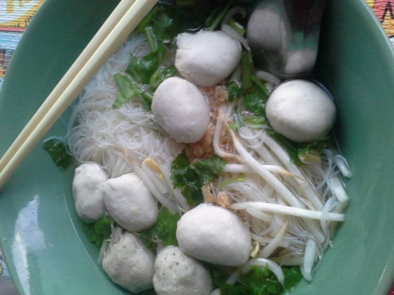 เส้นหมี่น้ำ ลูกชิ้นหมู