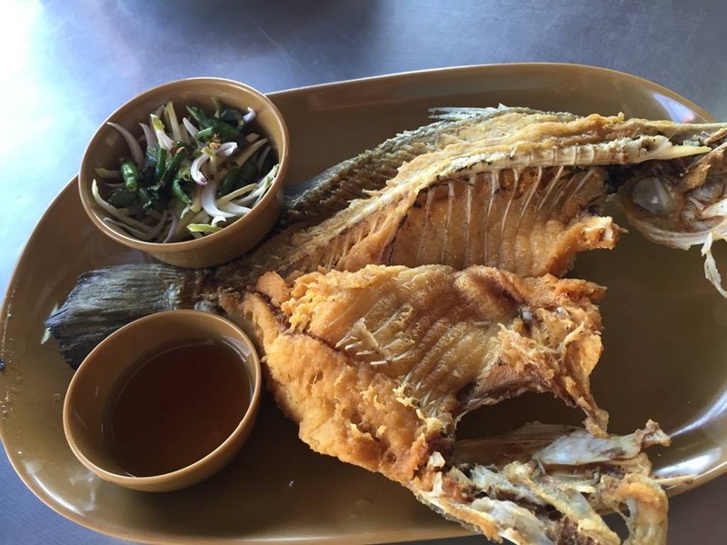 ปลากระพงทอดกรอบราดน้ำปลา