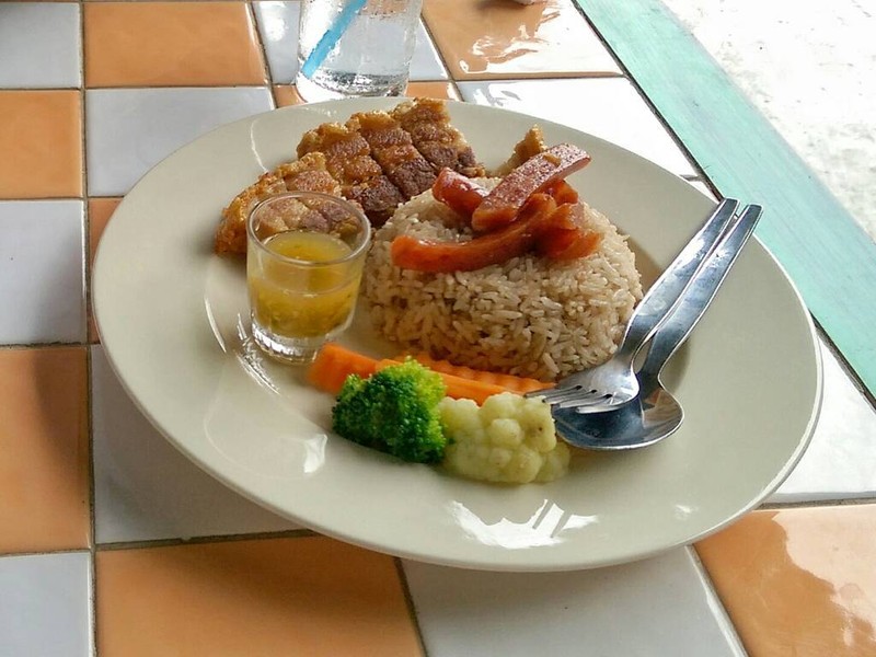 ข้าวผัดน้ำพริกลงเรือกับหมูกรอบ