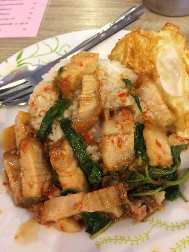 กระเพราหมูกรอบไข่ดาว