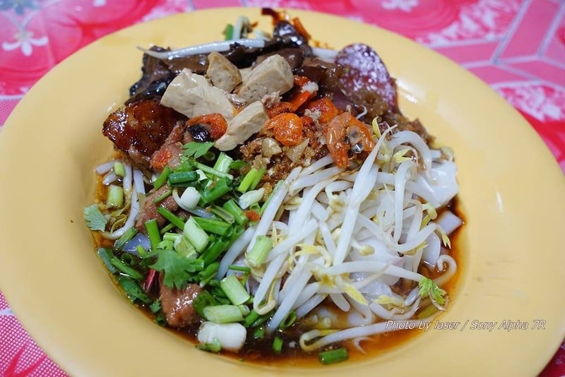 ใส่ถั่วงอก โรยหน้าด้วยกระเทียมเจียว ต้นหอมซอย ราดด้วยน้ำซีอิ๊วดำหวานปรุงรส