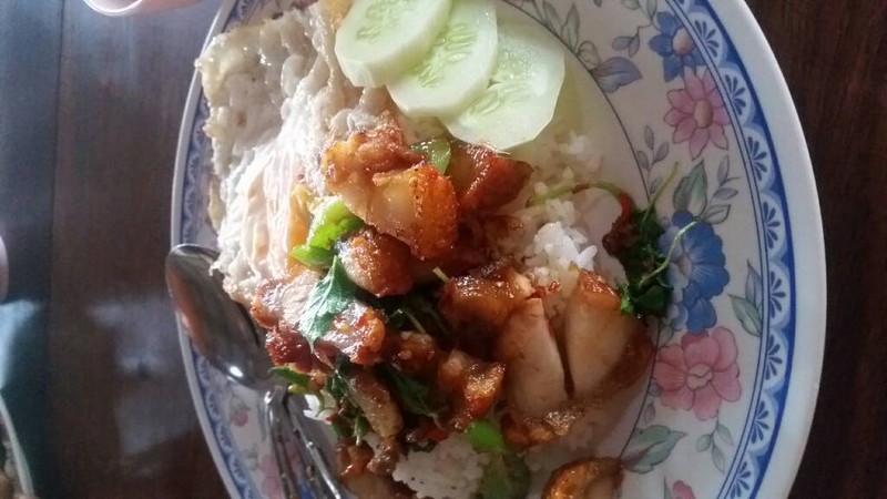 กระเพราหมูกรอบไข่ดาว