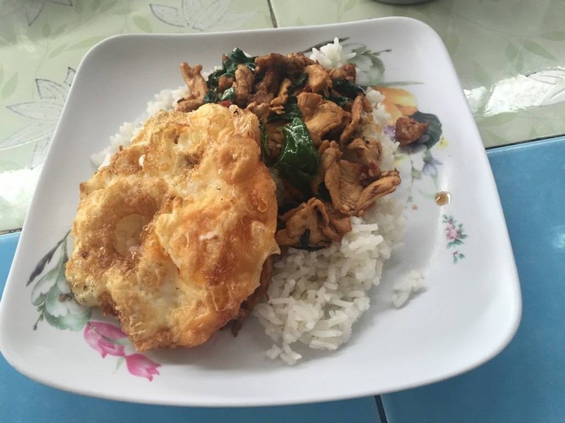 กะเพราไก่ไข่ดาวกรอบฟู