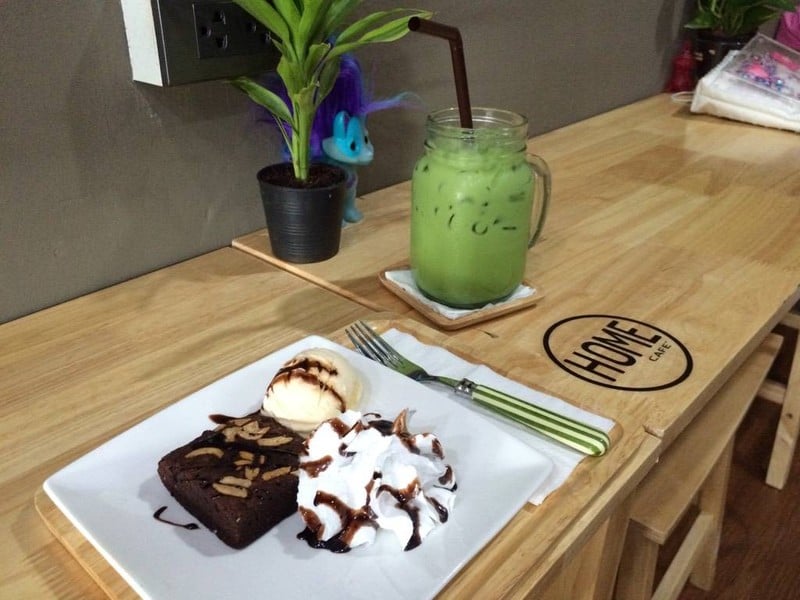 ชาเขียวเย็น กับบราวนี่เสิร์ฟคู่กับไอศกรีมและวิปครีม