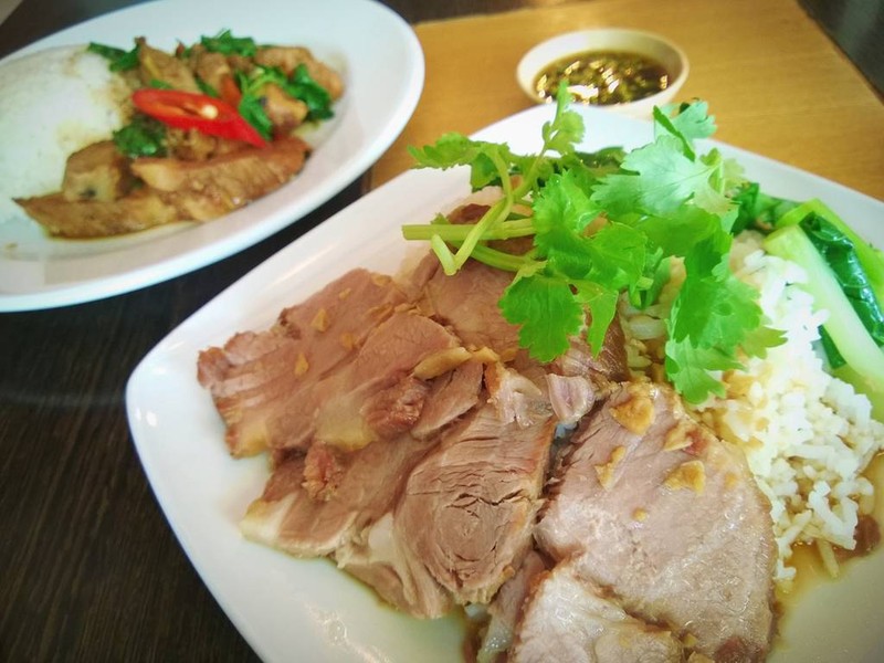 หมูสไลด์กับน้ำราดรสหวานๆ มันเข้ากั๊น เข้ากัน 