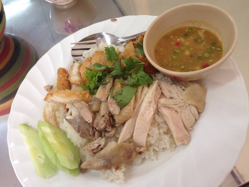 ข้าวมันไก่ต้มกับไก่ทอด