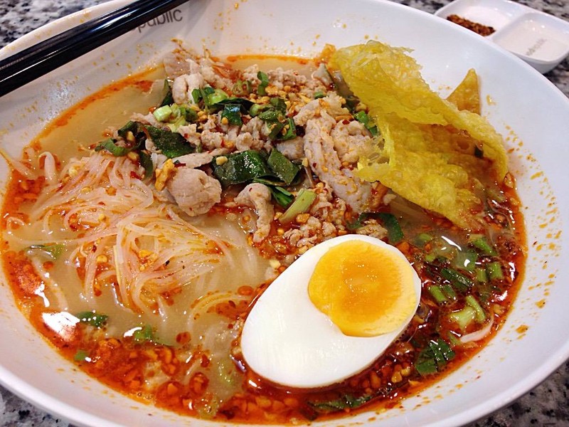 ก๋วยเตี๋ยวต้มยำหมูหมักไข่มะตูม. (65 บาท)